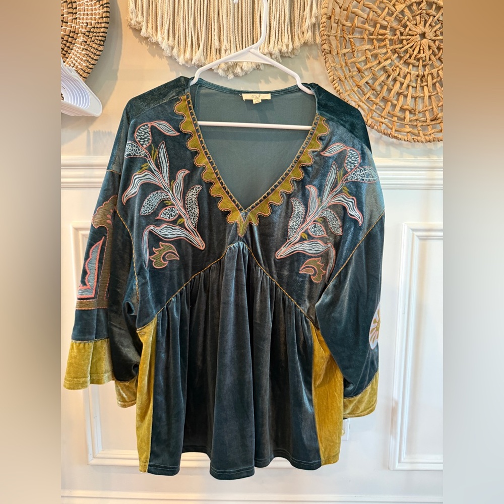 Easel Blue and Yellow Graphic 3/4 Sleeve Blouse